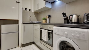 Private kitchen - Sea La Vie 2 Bedroom Flat-Bournemouth Town Centre (Bournemouth)