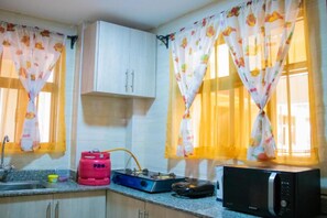 ثلاجة صغيرة، ميكروويف، موقد طهي مسطح، خلاط