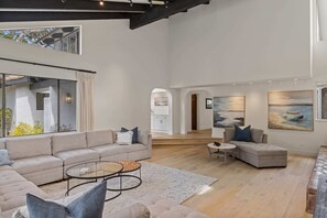 TV, peis og kontorer