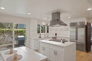 Kjøleskap, mikrobølgeovn, ovn og oppvaskmaskin