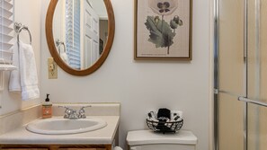 Baignoire, sèche-cheveux, serviettes fournies