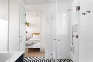 Apartment | Bathroom | Shower, free toiletries, hair dryer, towels - Cozy Sanctuary with a Modern Twist by Sea N Rent (Tel Aviv)