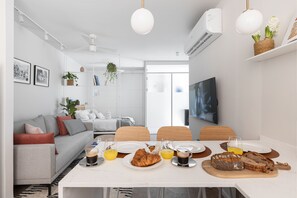 Apartment | In-room dining - Cozy Sanctuary with a Modern Twist by Sea N Rent (Tel Aviv)