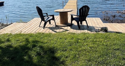 Cozy Waterfront 3 Bedroom Cottage (Pet-Friendly)