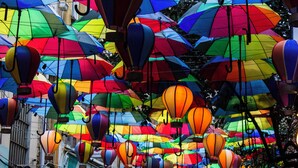 A street with colorful umbrellas and hot air balloons. - Genoa Port Hotel (Istanbul)