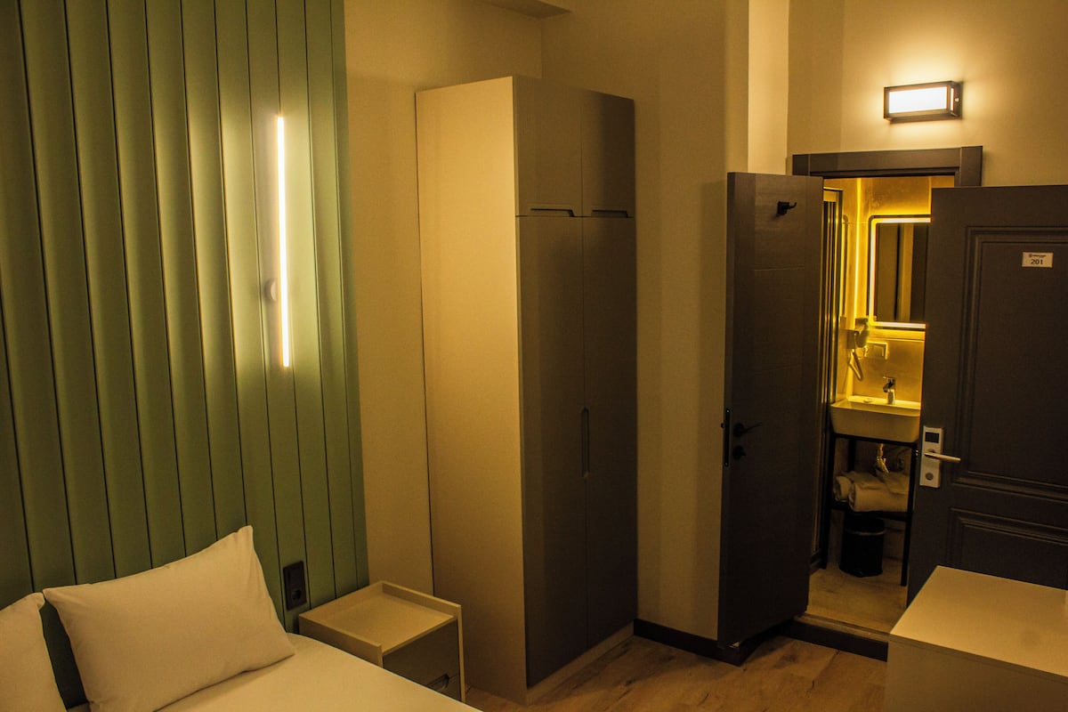 Egyptian cotton sheets, premium bedding, Tempur-Pedic beds, desk