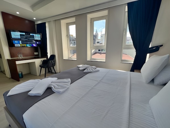 Junior Suite | Egyptian cotton sheets, premium bedding, Tempur-Pedic beds, desk - Genoa Port Hotel (Istanbul)