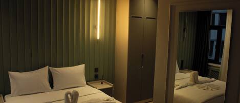 ملاءات من القطن المصري وأغطية فراش متميزة وأسرّة تيمبور بديك ومكتب