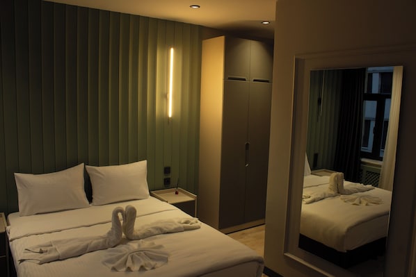 Deluxe Double Room | Egyptian cotton sheets, premium bedding, Tempur-Pedic beds, desk - Genoa Port Hotel (Istanbul)