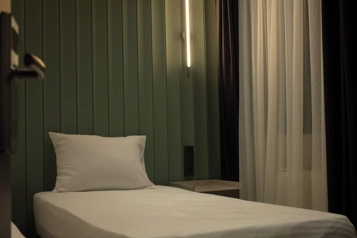 Egyptian cotton sheets, premium bedding, Tempur-Pedic beds, desk