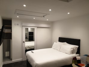 1 bedroom, desk, iron/ironing board, WiFi