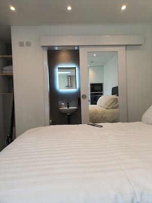 1 bedroom, desk, iron/ironing board, WiFi