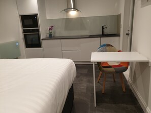 1 bedroom, desk, iron/ironing board, WiFi - Stylish detached studio with a wet room, Satellite TV & other amenities 😀 (Bristol)