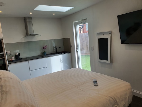 1 bedroom, desk, iron/ironing board, WiFi