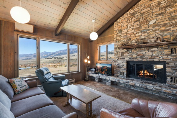 TV, fireplace
