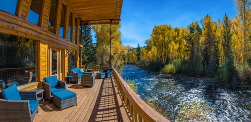 Intown Hidden Gem Overlooking the South Fork River/20 minutes to Wolf Creek