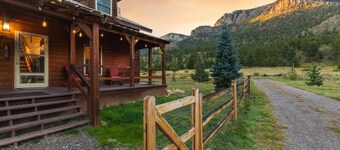 Mountain Modern Cabin - 25 Mins to Wolf Creek Ski Area - Dogs Welcome!