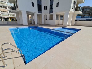 Pool - Beachside apartment with swimming pool, parking and views (Calpe)