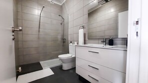 Douche, sèche-cheveux, serviettes fournies, savon