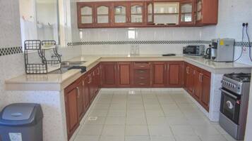 Appartement, 3 chambres | Cuisine privée | Réfrigérateur, micro-ondes, four, plaque de cuisson