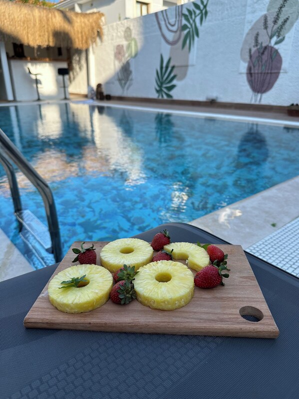 Seasonal outdoor pool, pool umbrellas, sun loungers - Maison L'etro Alacati Hotel (Cesme)