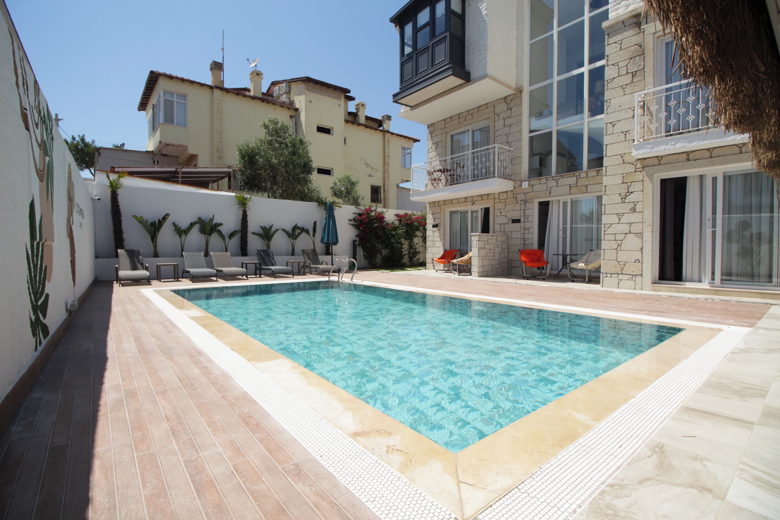 حمّام سباحة خارجي موسمي، مظلات على حمّام السباحة، مقاعد للتشمس