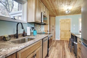 Fridge, microwave, oven, stovetop - It`s all new at Village Sunset, sweet little hidea (Blowing Rock)
