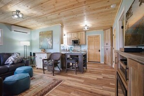 Flat-screen TV, fireplace, offices - It`s all new at Village Sunset, sweet little hidea (Blowing Rock)