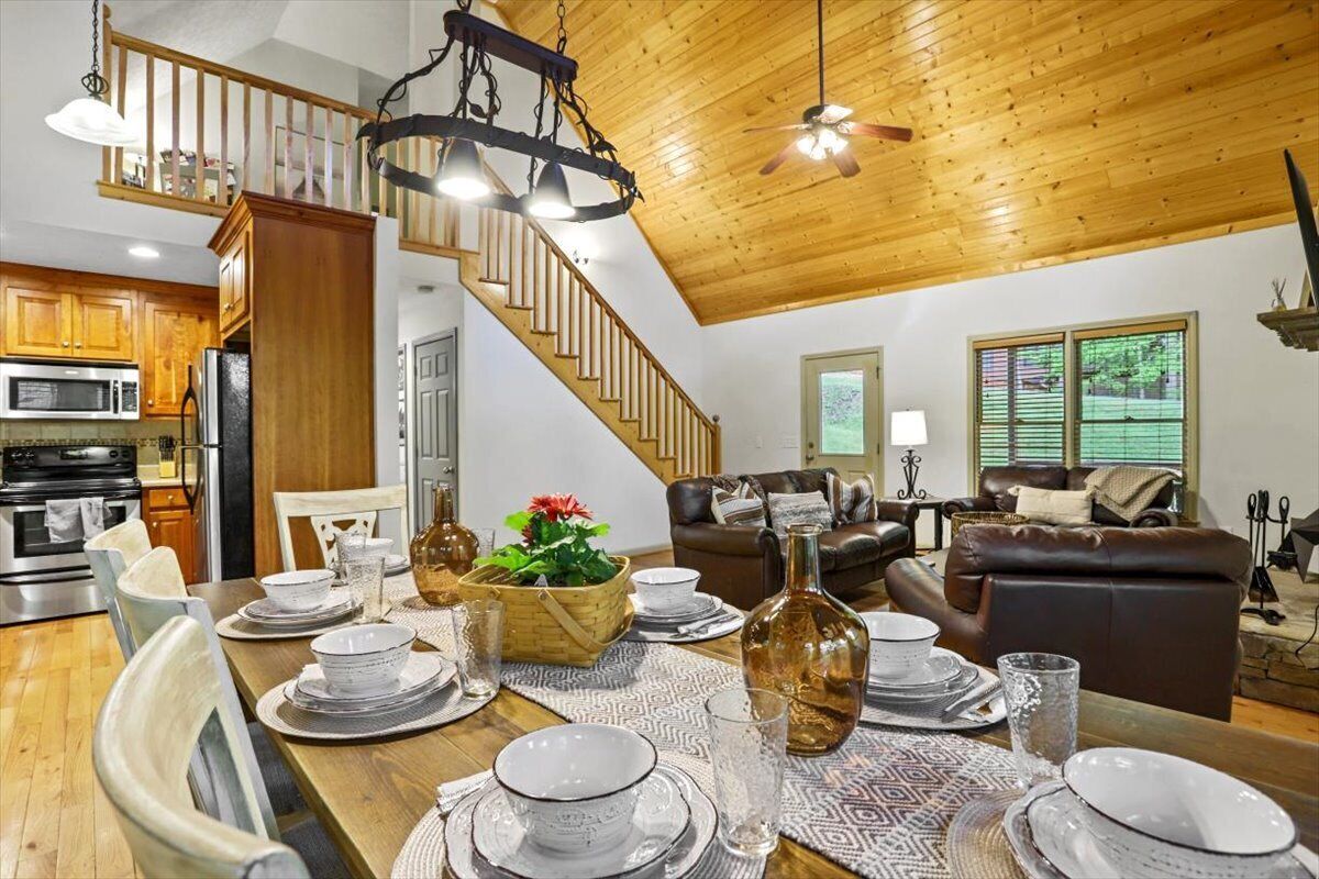 All 5 star reviews! Renovated Luxury Getaway- wine cellar/firepit/theater room