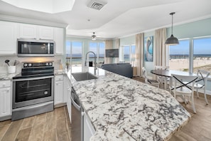 Private kitchen - Luxury Beachside Condo| 3BR/3BA | Kings Beds (Panama City Beach)