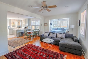 TV, DVD player - Charming updated 2 Bedroom Beach Cottage. Walk to the Beach! Pet Friendly (Isle Of Palms)