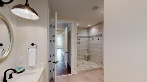 Combined shower/tub, towels