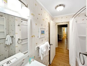 Combined shower/bathtub, hair dryer, towels - Pet friendly, screened porch, walk to beach! (Isle Of Palms)