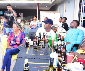 Bar en bord de piscine