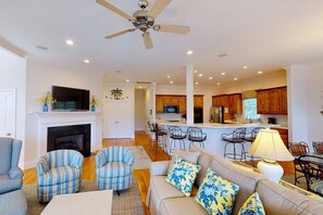 TV, peis, DVD-spiller og bordtennis