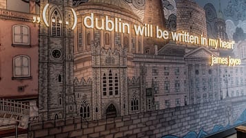 Um mural detalhado da arquitetura de Dublin com uma citação de James Joyce.