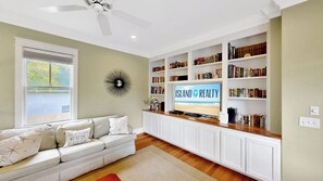 Smart TV - Luxurious home with magnificent pool, outdoor kitchen and rooftop deck (Isle of Palms)