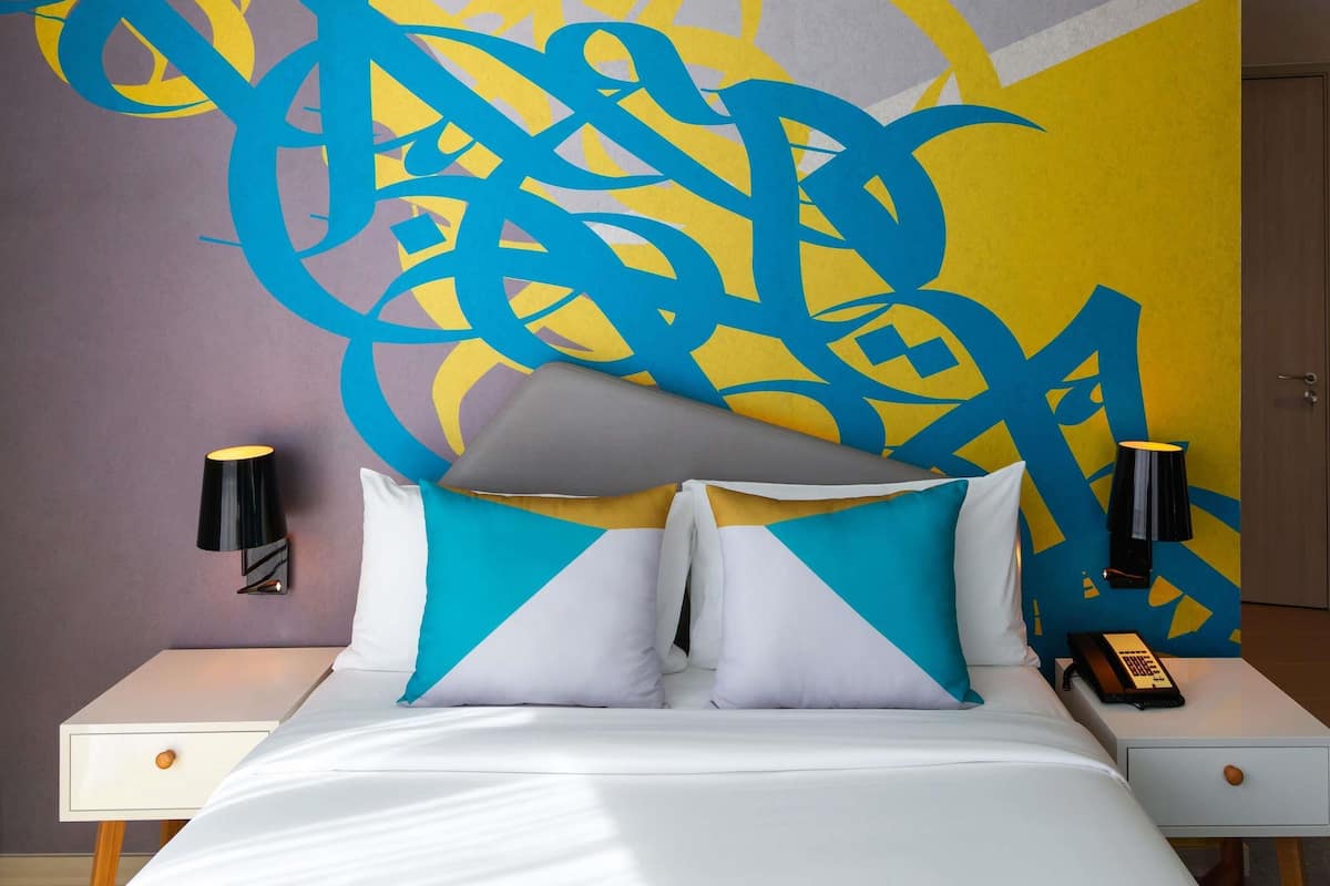 Standard Room, 1 King Bed | Premium bedding, in-room safe, desk, laptop workspace