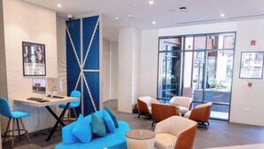 Eine moderne Lobby mit Sitzgelegenheiten, einem Computertisch und einem großen Fenster.