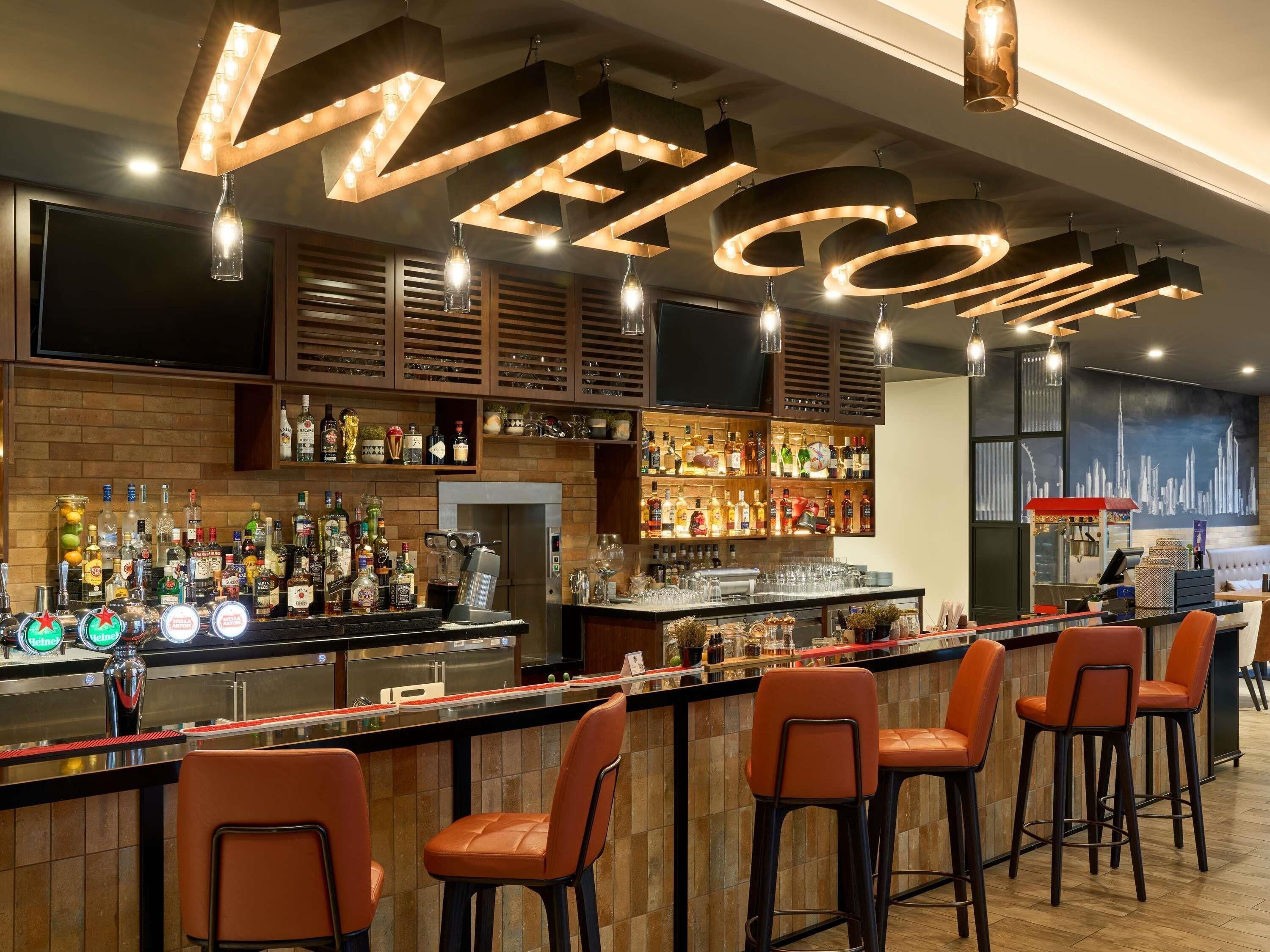 2 bars/lounges, sportbar, bar met dakterras