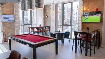 2 Bars/Lounges, Sportbar, Bar auf der Dachterrasse