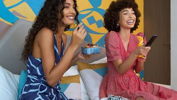 Luxe beddengoed, een kluis op de kamer, een bureau, een laptopwerkplek