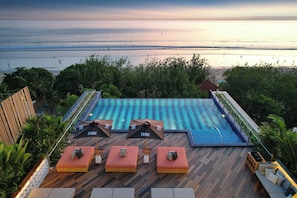 Piscine extérieure, parasols de plage, chaises longues