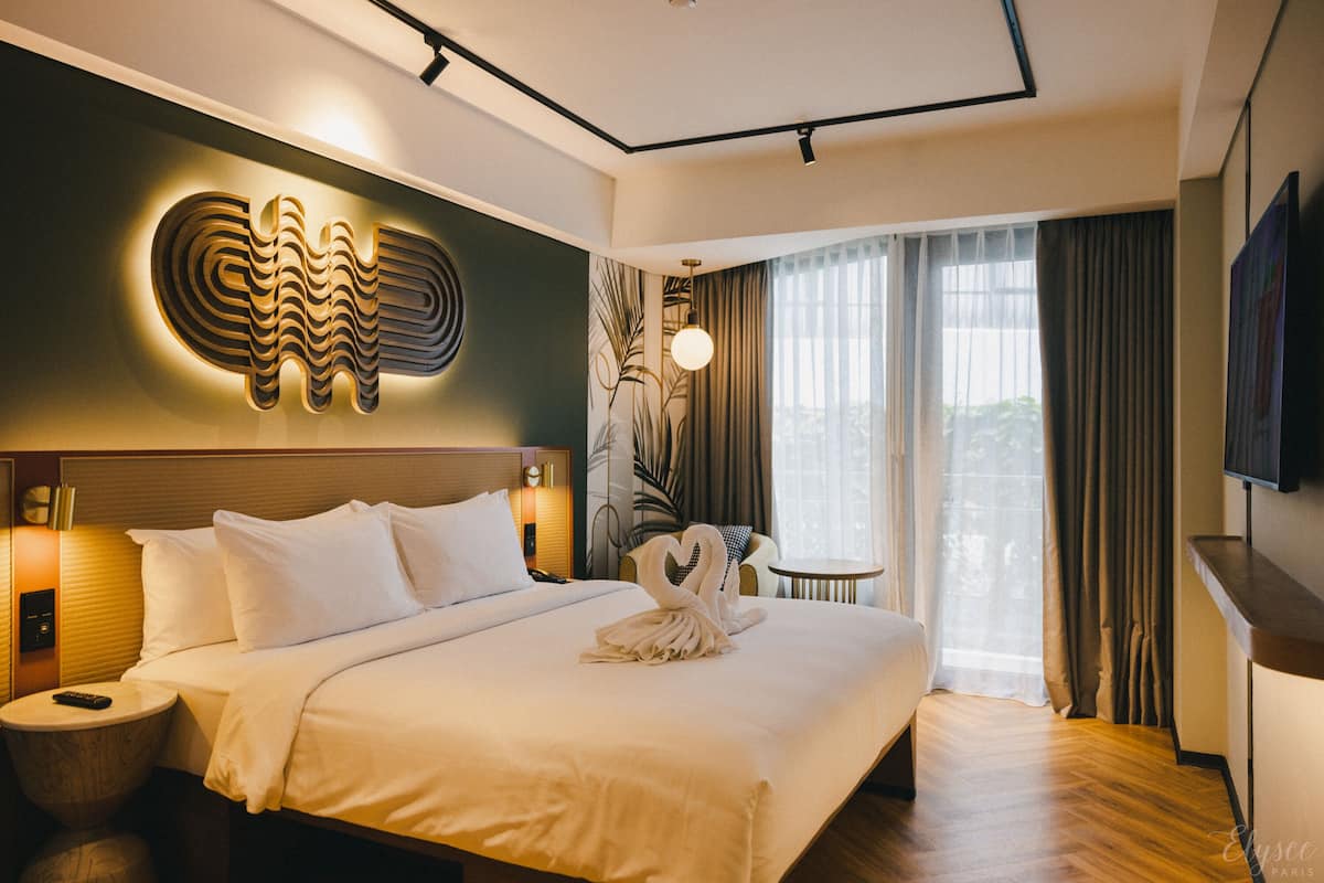 comfort room, 1 king bed, balcony | 1 bedroom, minibar, in-room safe, blackout curtains