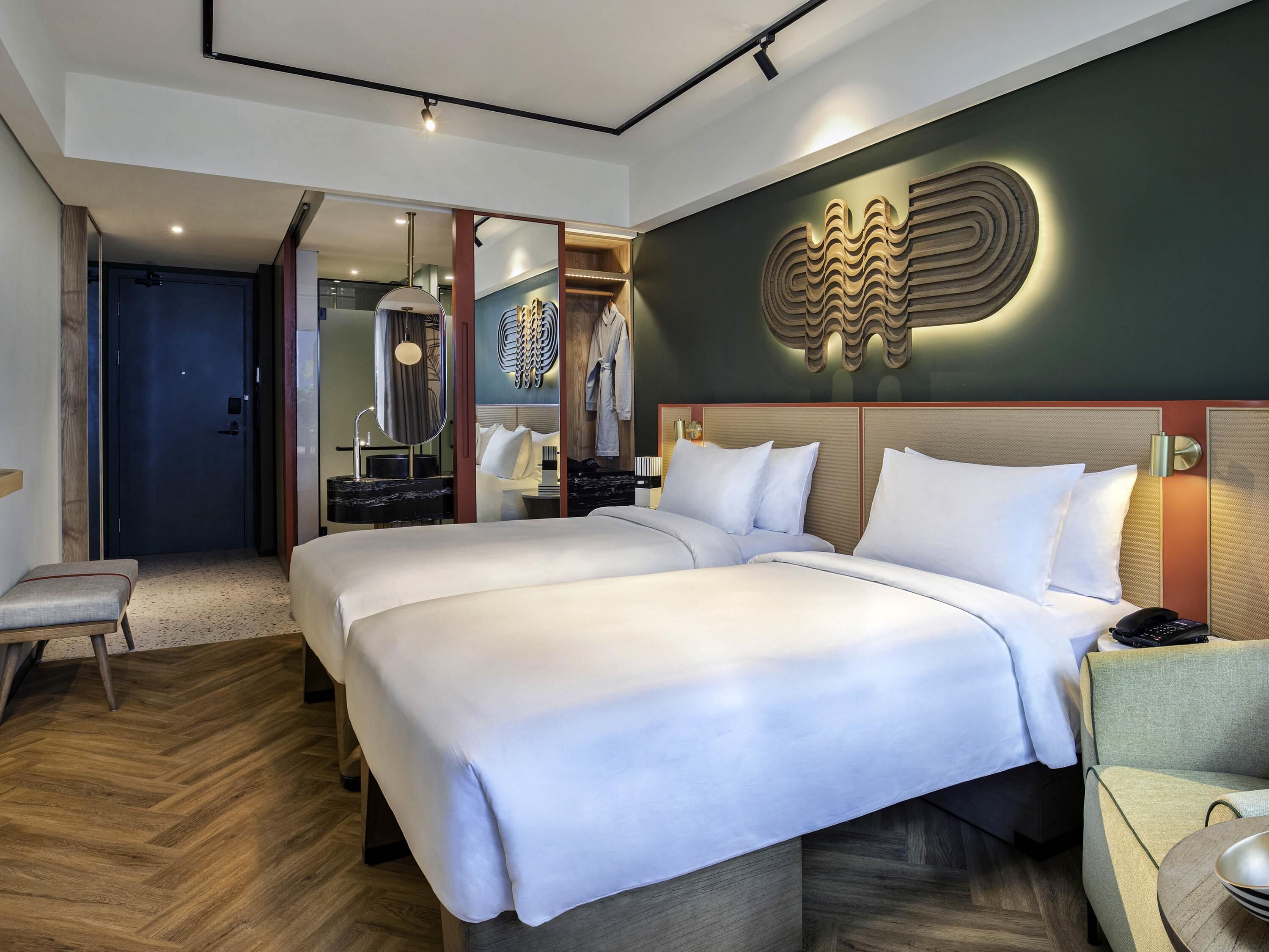 Minibar, coffres-forts dans les chambres, rideaux occultants