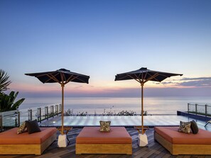 Ulkouima-allas avoinna 6.30–20.00, aurinkovarjoja, aurinkotuoleja