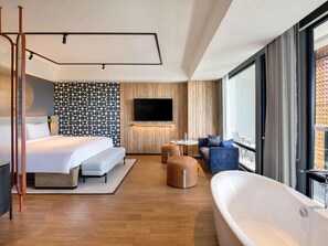 Comfort suite, 1 kingsize bed, uitzicht op zee (TRIBE XL) | Een minibar, een kluis op de kamer, verduisterende gordijnen