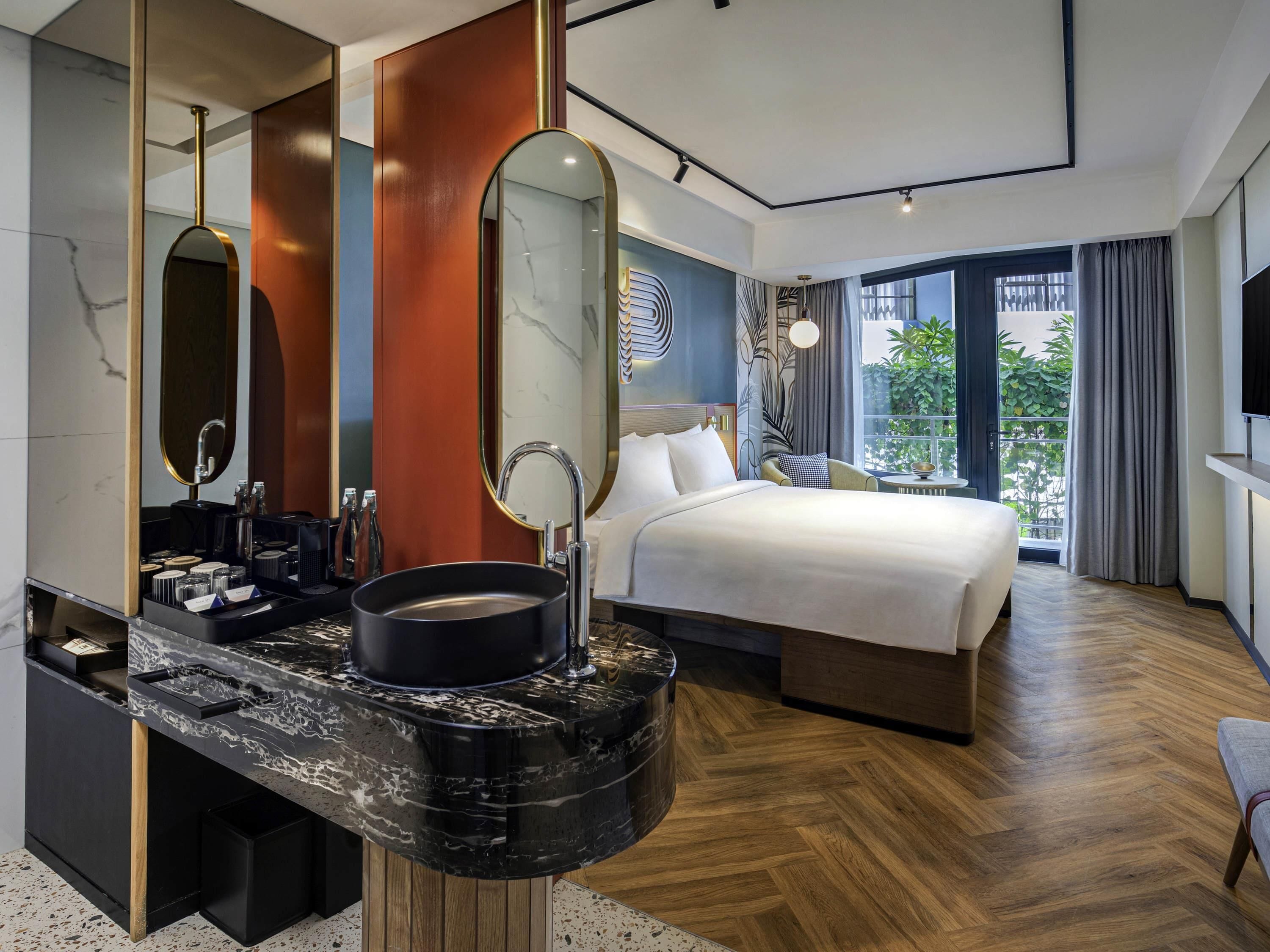 Minibar, caja de seguridad en la habitación y cortinas blackout 