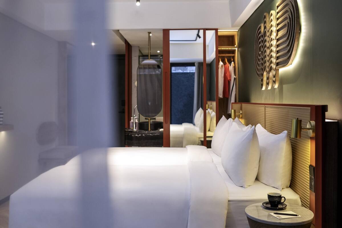 comfort room, 1 king bed, balcony | 1 bedroom, minibar, in-room safe, blackout curtains