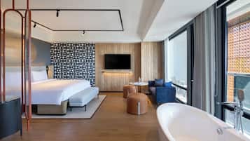 Minibar, brankas, tirai kedap cahaya, dan kedap suara